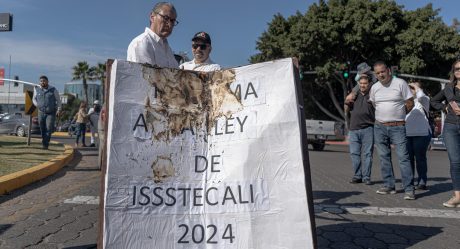 Burócratas y maestros se manifiestan en contra de la Reforma del ISSSTECALI