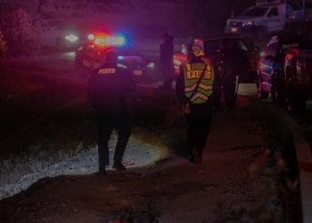 Tras volcarse hacia un barranco auto termina en llamas con el conductor a bordo