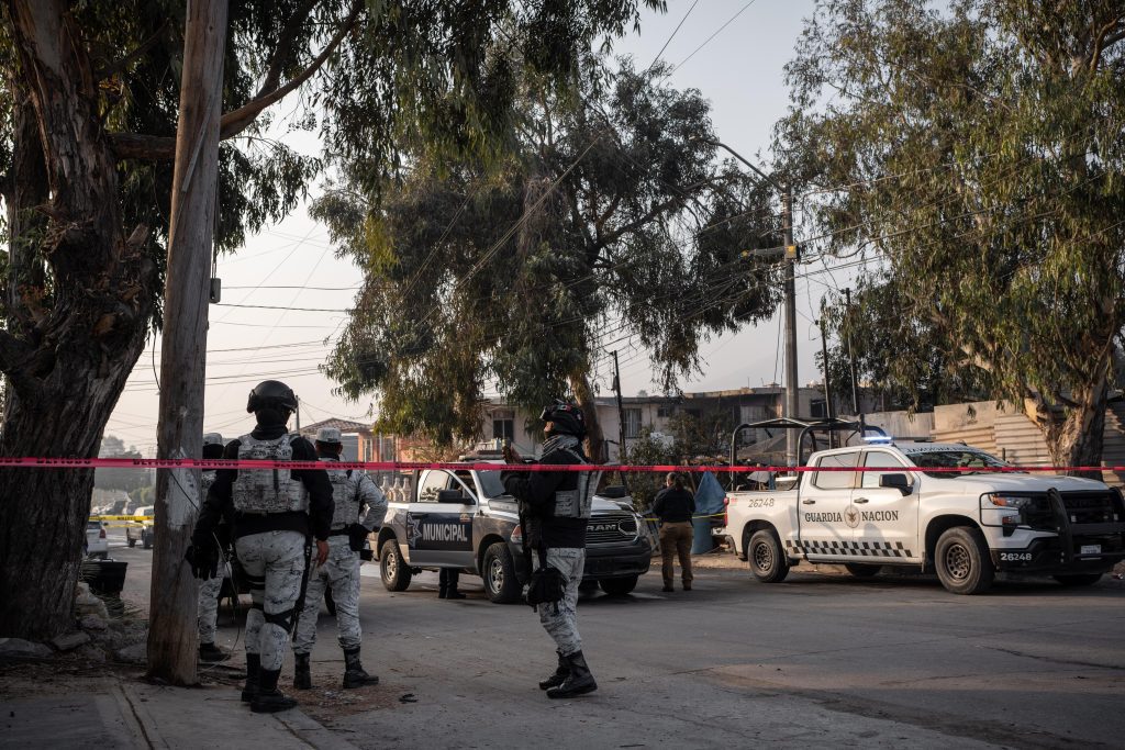 Localizan cadáver carbonizado y a un hombre aún con vida tras incendio en vivienda