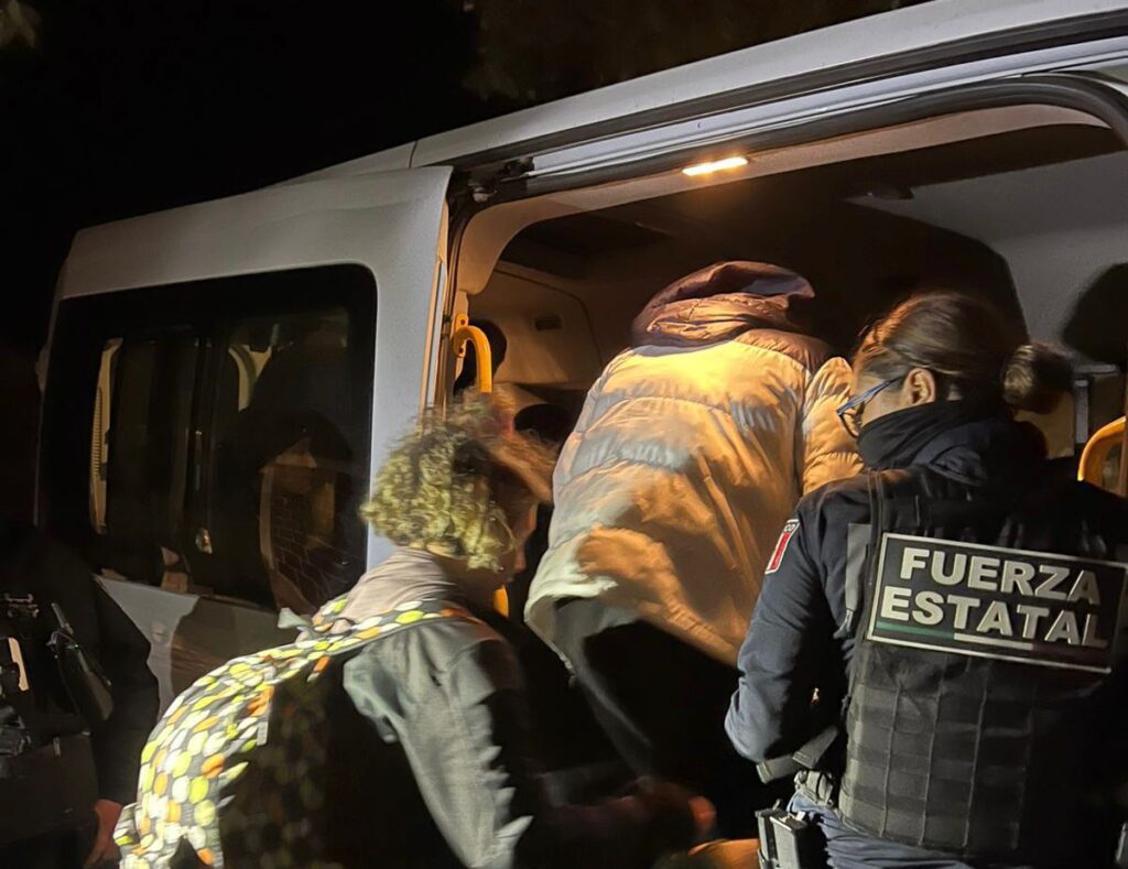 AUTORIDADES RESCATAN A 13 PERSONAS MIGRANTES PERDIDAS EN TECATE