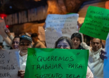 Trabajadores del bar La Cueva del Peludo se manifiestan para exigir reapertura