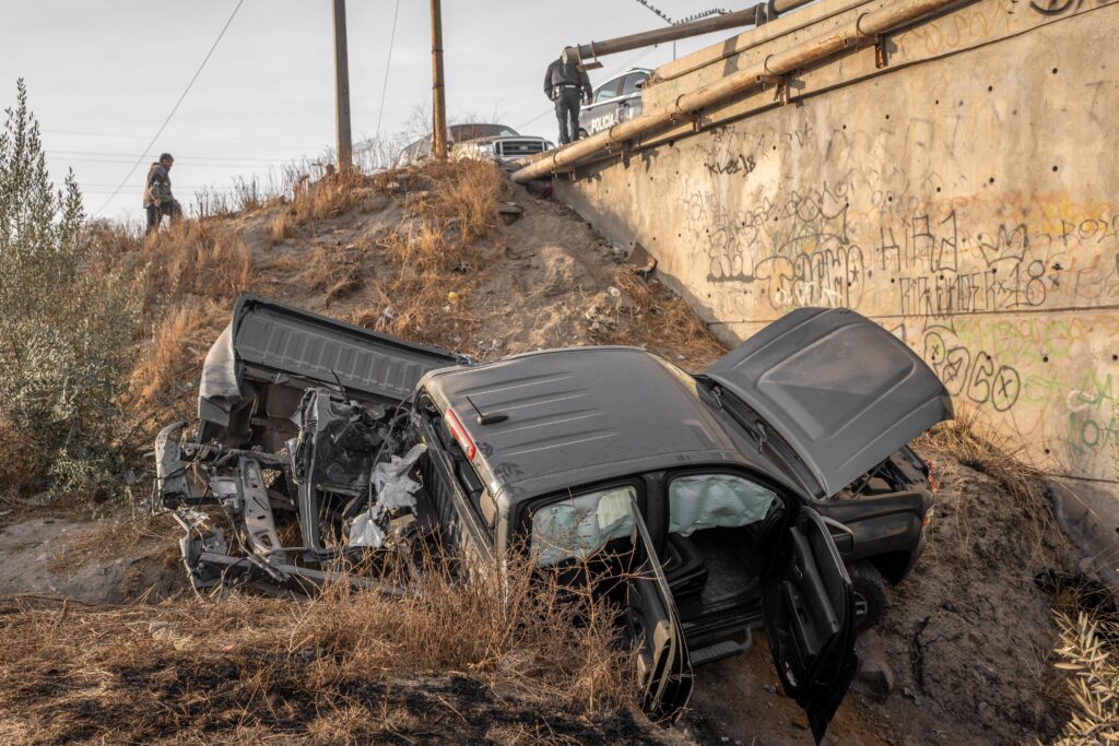 Pickup cae a una barranca tras ser chocado por un camión en el bulevar 2000