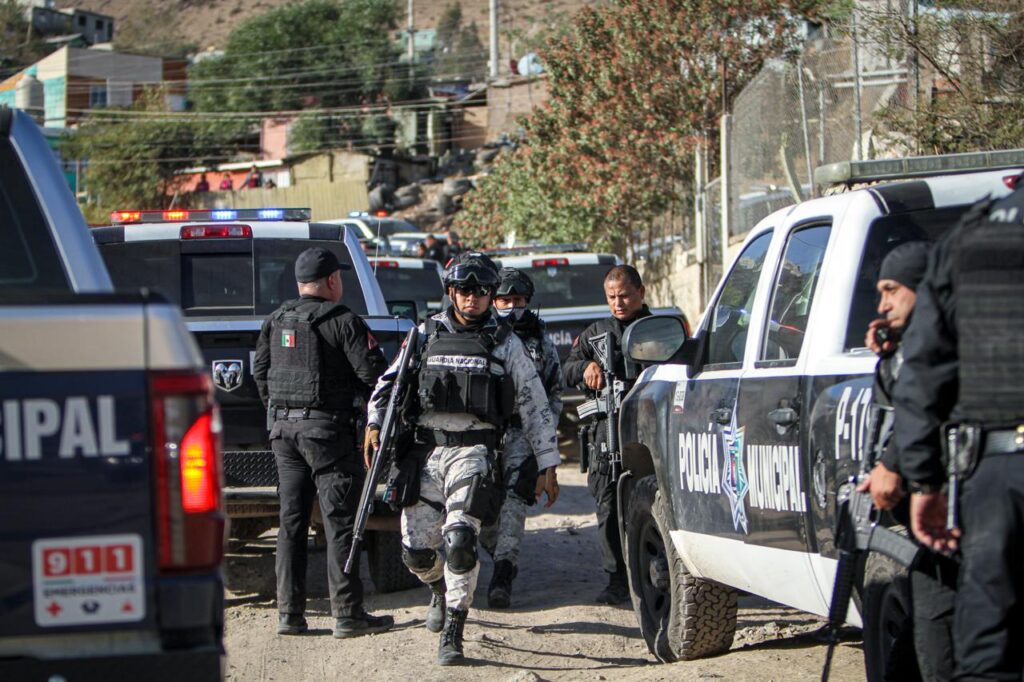 Atacan a policías municipales y repelen la agresión