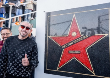 Héctor Herrera regresa a sus raíces y visita campos de fútbol en Rosarito que llevarán su nombre