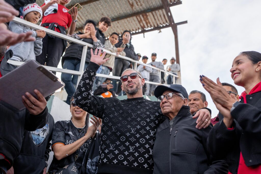 Héctor Herrera regresa a sus raíces y visita campos de fútbol en Rosarito que llevarán su nombre