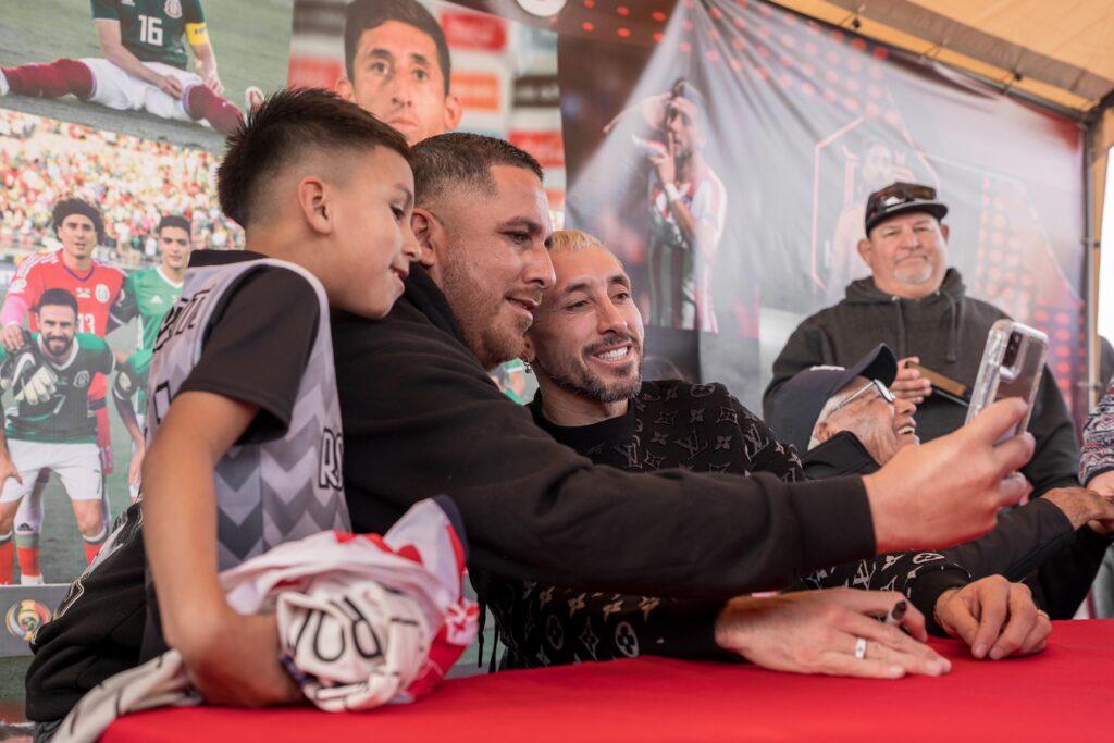 Héctor Herrera regresa a sus raíces y visita campos de fútbol en Rosarito que llevarán su nombre