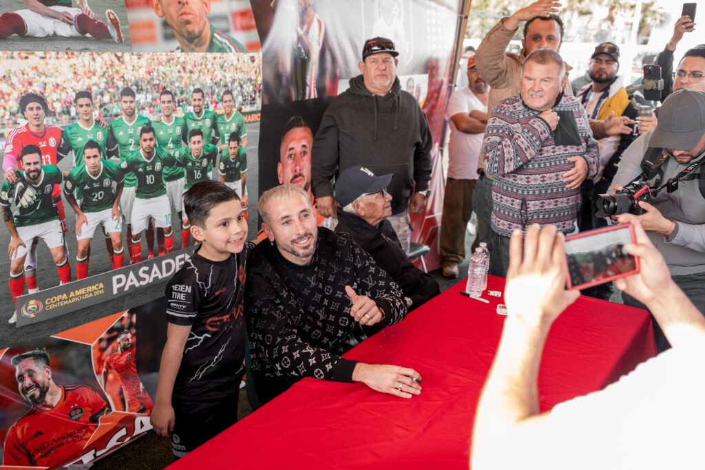 Héctor Herrera regresa a sus raíces y visita campos de fútbol en Rosarito que llevarán su nombre