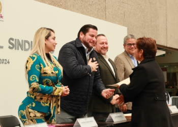 Ismael Burgueño entrega constancias de prejubilación a personal de base que labora en el Ayuntamiento