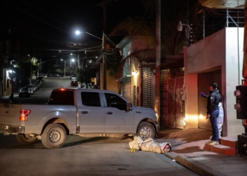 Hallan cuerpo envuelto en una lona