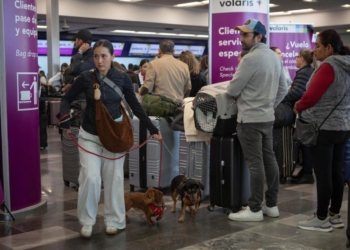 Miles varados en Aeropuerto de Tijuana; no llegarán a la Navidad con su familia