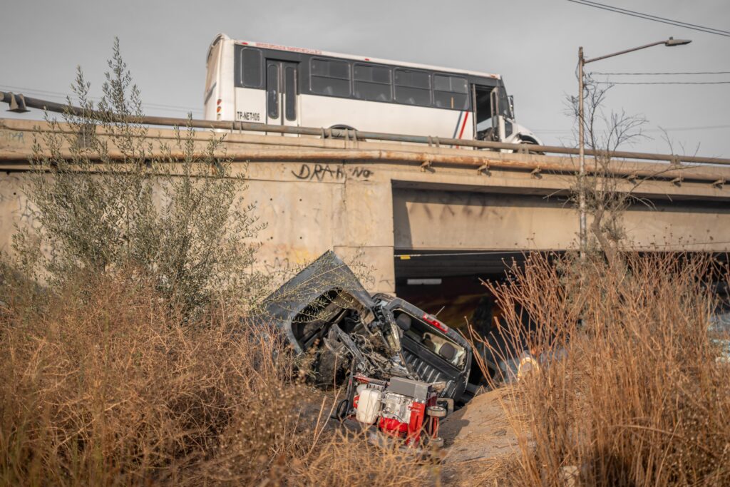 Pickup cae a una barranca tras ser chocado por un camión en el bulevar 2000