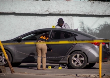 Hallan pareja sin vida dentro de un vehículo en Zona Centro