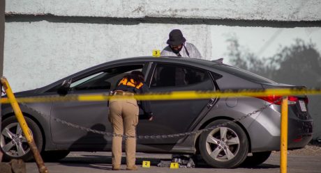 Hallan pareja sin vida dentro de un vehículo en Zona Centro