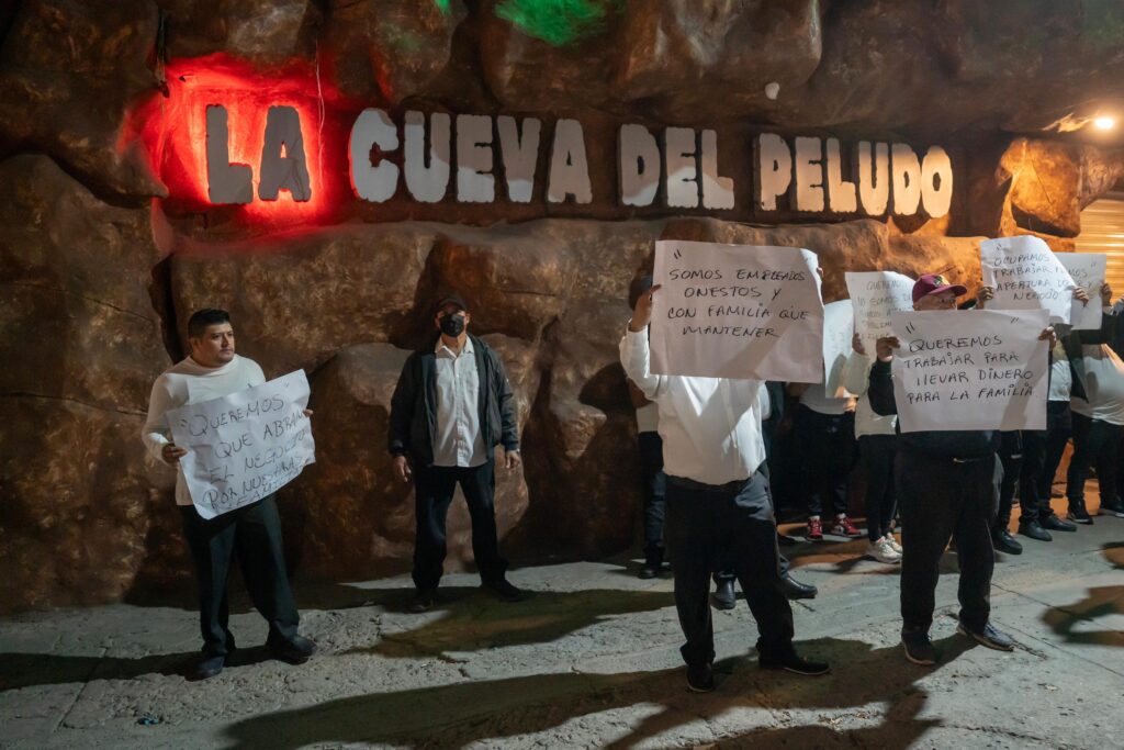 TRABAJADORES DEL BAR LA CUEVA DEL PELUDO SE MANIFIESTAN PARA EXIGIR REAPERTURA