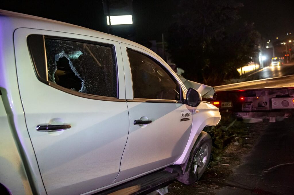 EMPLEADO DEL AYUNTAMIENTO EBRIO DESTROZA UNIDAD OFICIAL EN CHOQUE E INTENTA HUIR