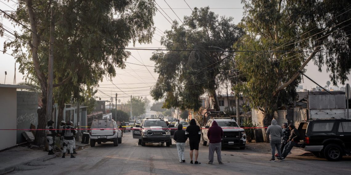 Localizan cadáver carbonizado y a un hombre aún con vida tras incendio en vivienda