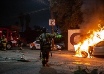 Detienen a pareja por incendiar auto Mercedes Benz en Zona Norte