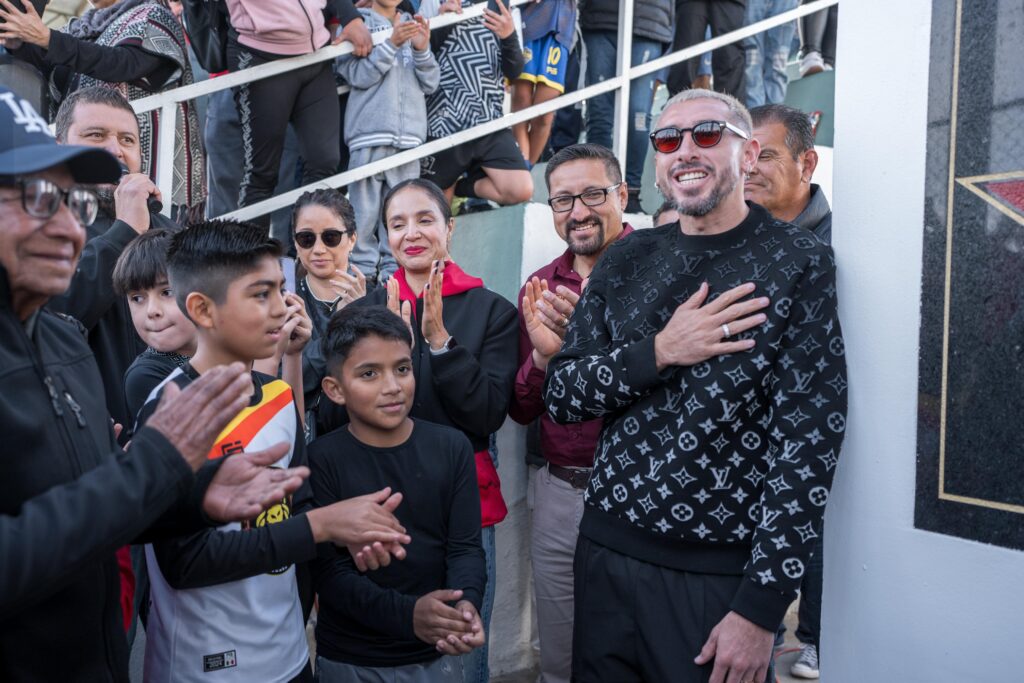 Héctor Herrera regresa a sus raíces y visita campos de fútbol en Rosarito que llevarán su nombre