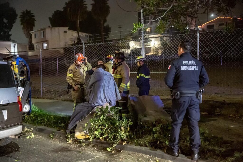 CHOQUE VEHICULAR TERMINA CON VOLCADURA EN ZONA RíO