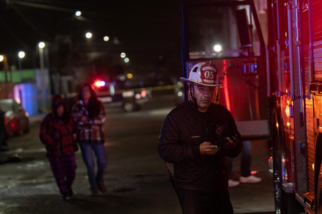 BOMBEROS RESCATAN A UN HOMBRE QUE SE INCENDIABA JUNTO A SU AUTOMóVIL