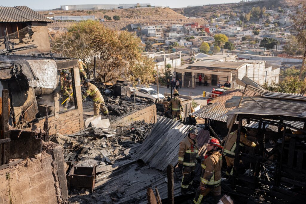 Incendio consume una casa y afecta dos más en la colonia El Tecolote