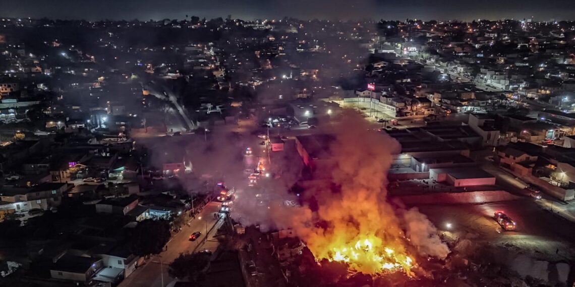 Distribuidora de tarimas se incendia en el Murúa