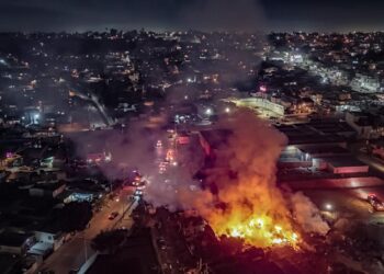 Distribuidora de tarimas se incendia en el Murúa