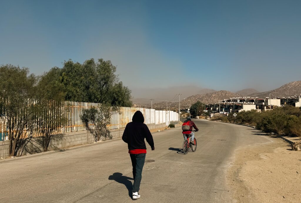 Incendio inicia al Sur de Tecate y se propaga hasta Tijuana