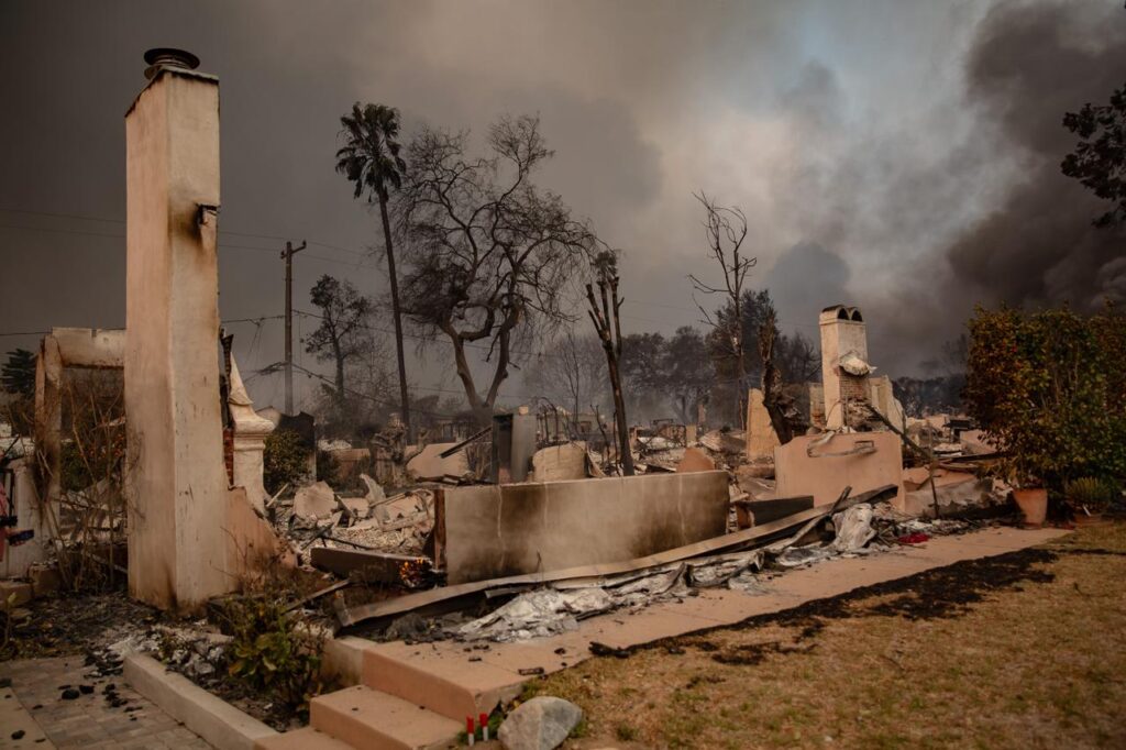 Cinco muertos, miles de evacuados y devastación por incendios en el condado de Los Ángeles