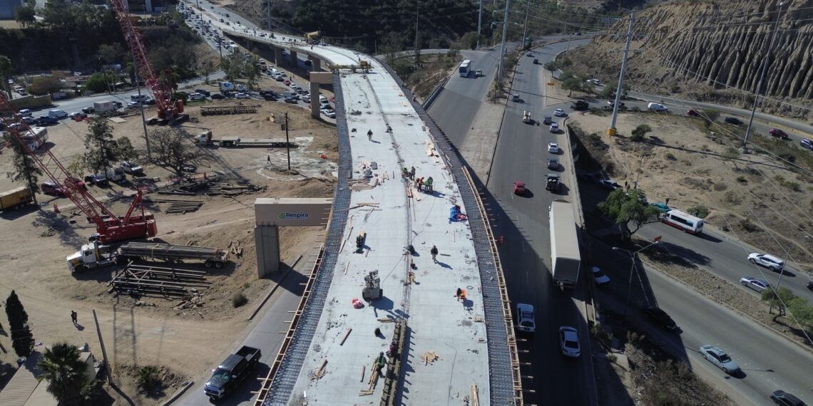 Concluyen colado de losa principal en Puente del Nodo Morelos