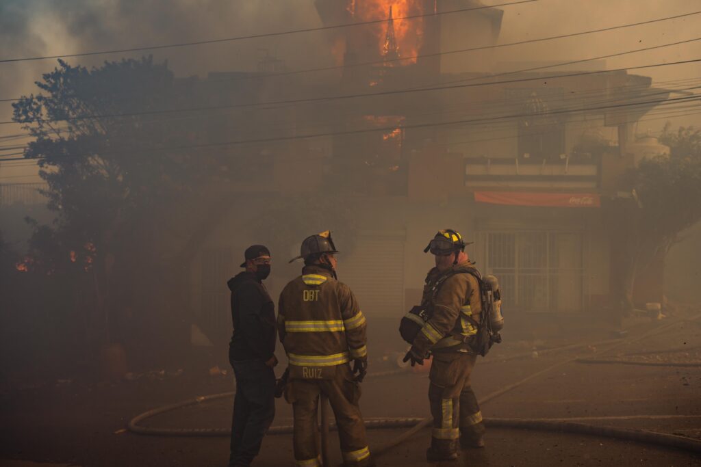 Ayuntamiento de Tijuana atiende incendio en Cumbres del Rubí