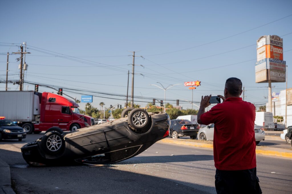 Mujer pierde el control del volante y vuelca en crucero inteligente