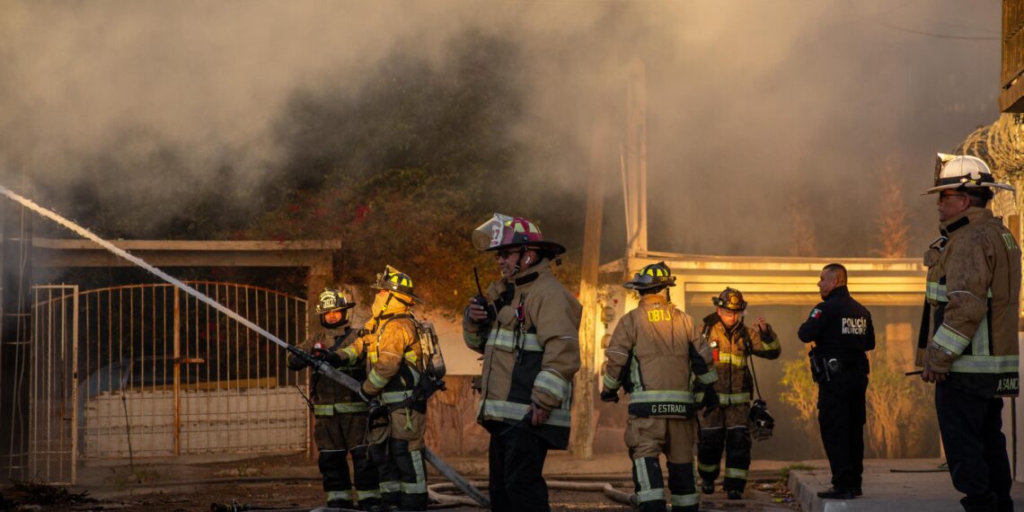 Casa abandonada se incendia en Los Álamos