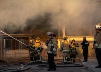 Casa abandonada se incendia en Los Álamos