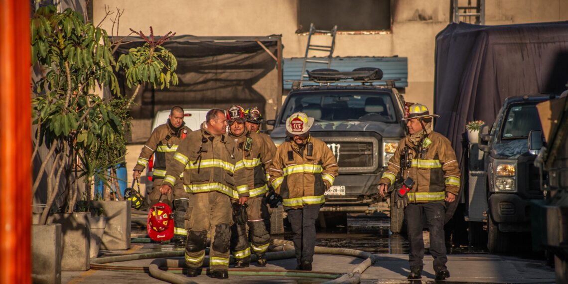 Bomberos trabajan más de 8 horas en el incendio de bodegas industriales