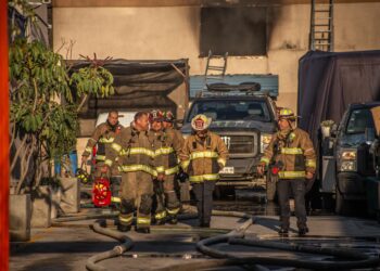 Bomberos trabajan más de 8 horas en el incendio de bodegas industriales