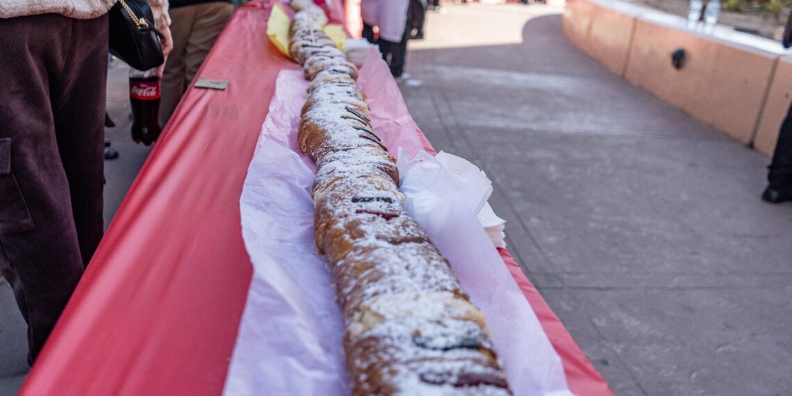 Parten rosca de reyes gigantesca de 3OO metros en el Cecut