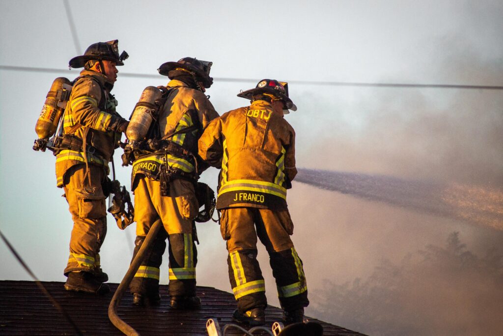 Casa abandonada se incendia en Los Álamos