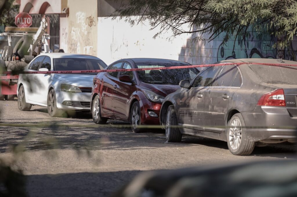 Localizan pareja de jóvenes muertos en un auto; tenían el tiro de gracia