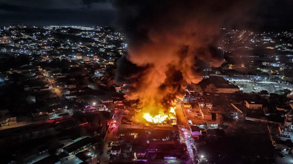 Bomberos trabajaron más de cuatro horas en incendio de bodega de hilos