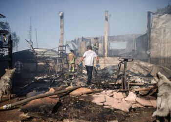 30 casas con daños totales y un muerto por incendio en Leandro Valle