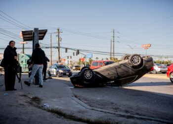 Mujer pierde el control del volante y vuelca en crucero inteligente