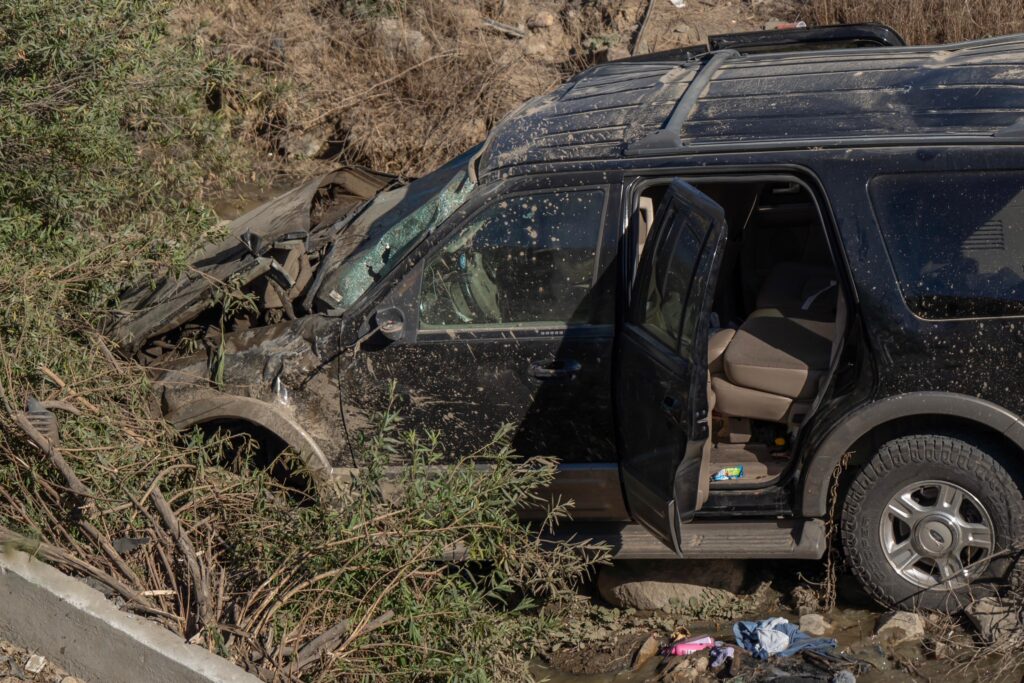 Camioneta con familia a bordo vuelca en el bulevar 2000