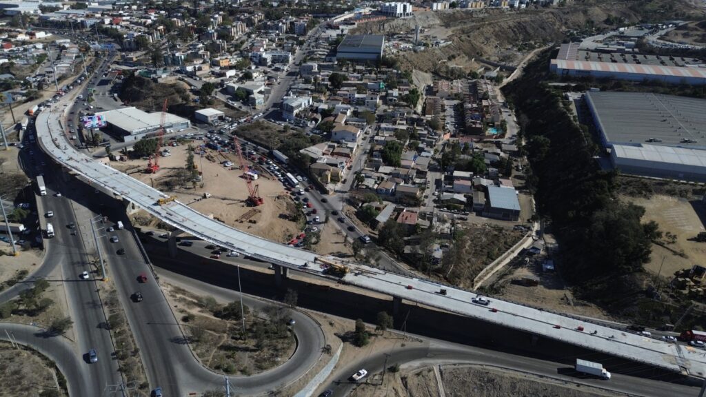 Concluyen colado de losa principal en Puente del Nodo Morelos