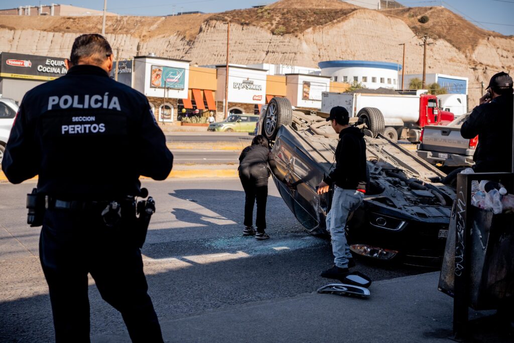 Mujer pierde el control del volante y vuelca en crucero inteligente