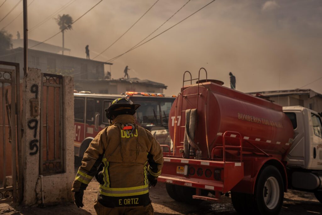 Ayuntamiento de Tijuana atiende incendio en Cumbres del Rubí