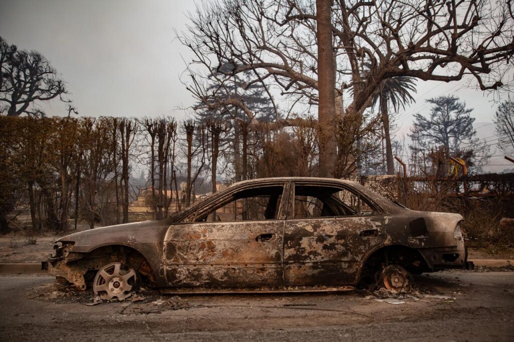 Cinco muertos, miles de evacuados y devastación por incendios en el condado de Los Ángeles