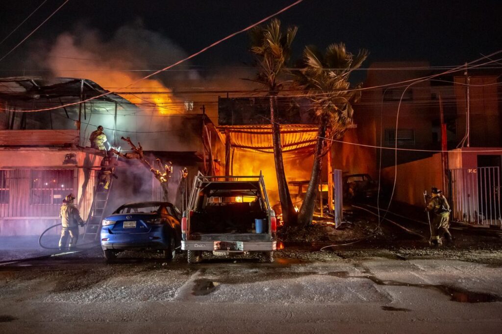 Chispas de un poste de luz provocaron un intenso incendio en el Lago