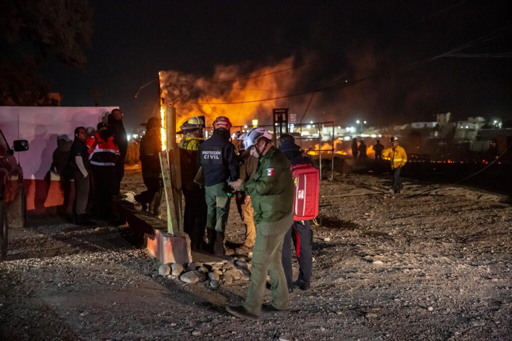 Intenso incendio consume tarimera en el Salvatierra