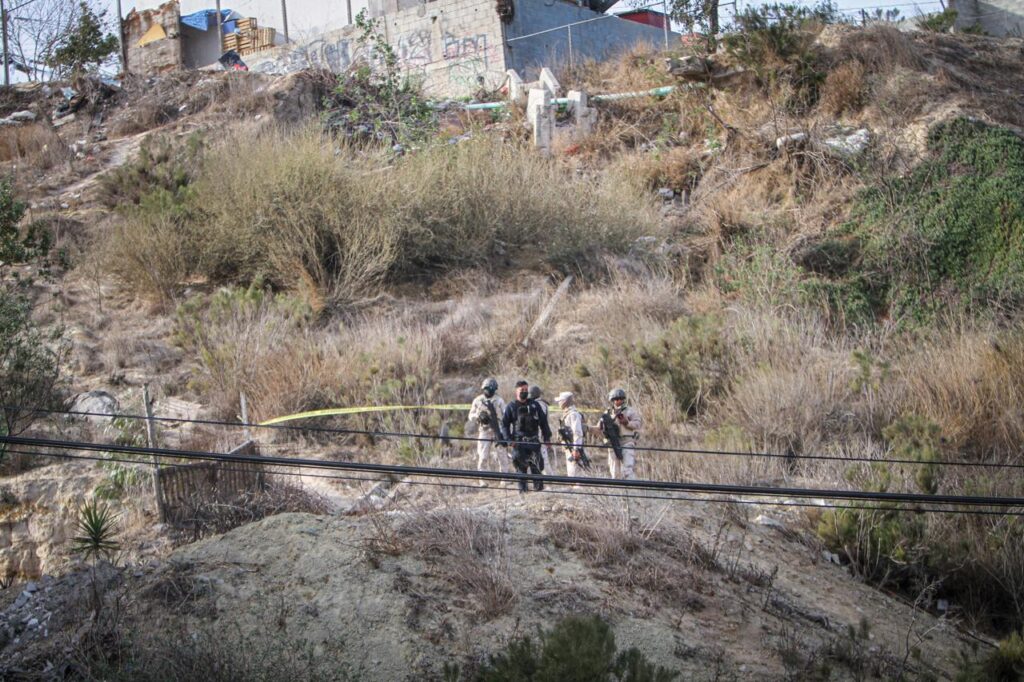 Localizan cadáver encobijado en cerro de Urbi Villas del Prado